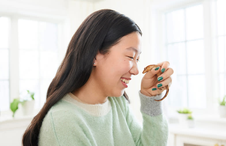 A girl holding a small gecko