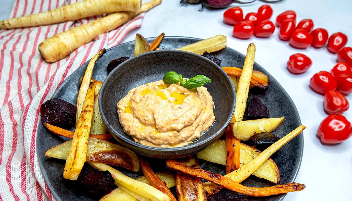 Uunijuurekset ja tomaattifetadippi