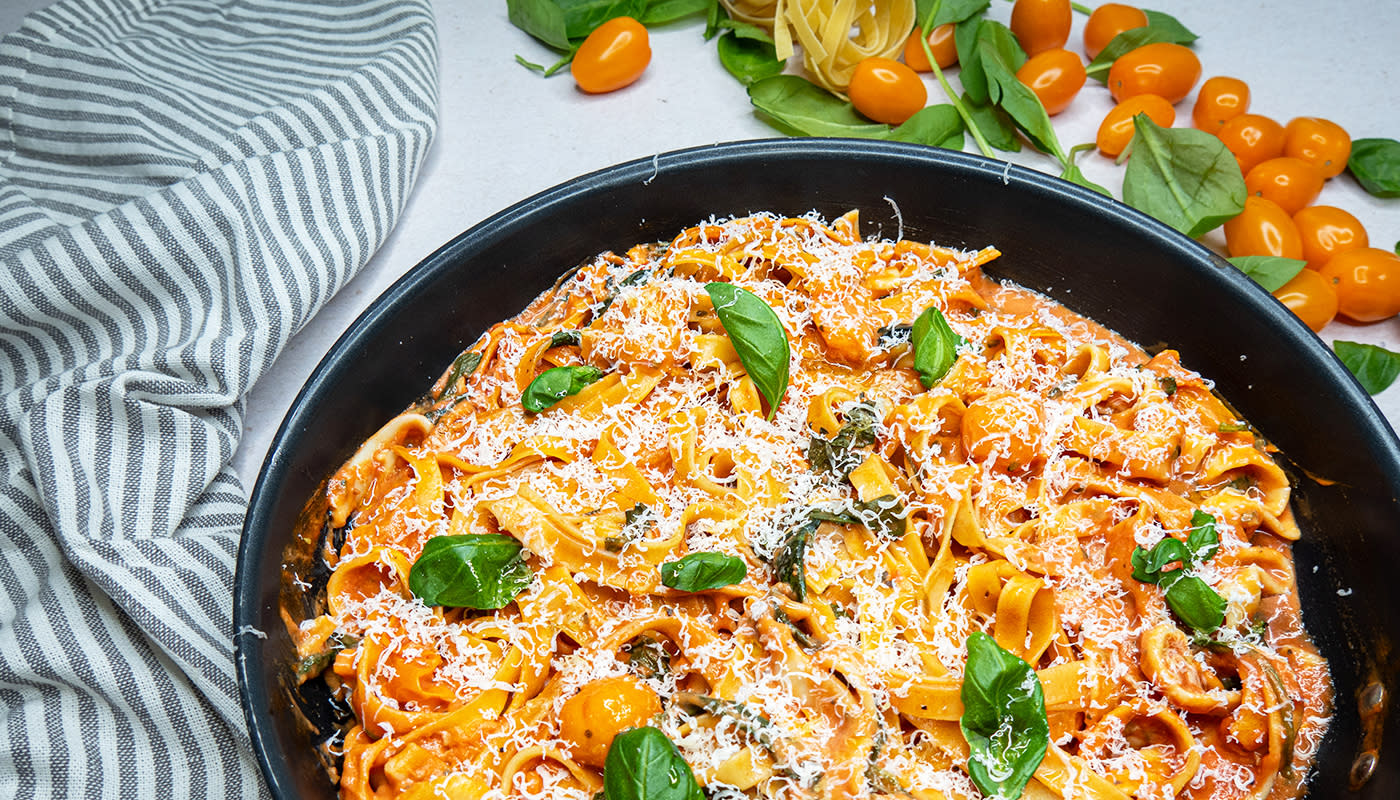 Onepot tomaatti-mozzarellapasta