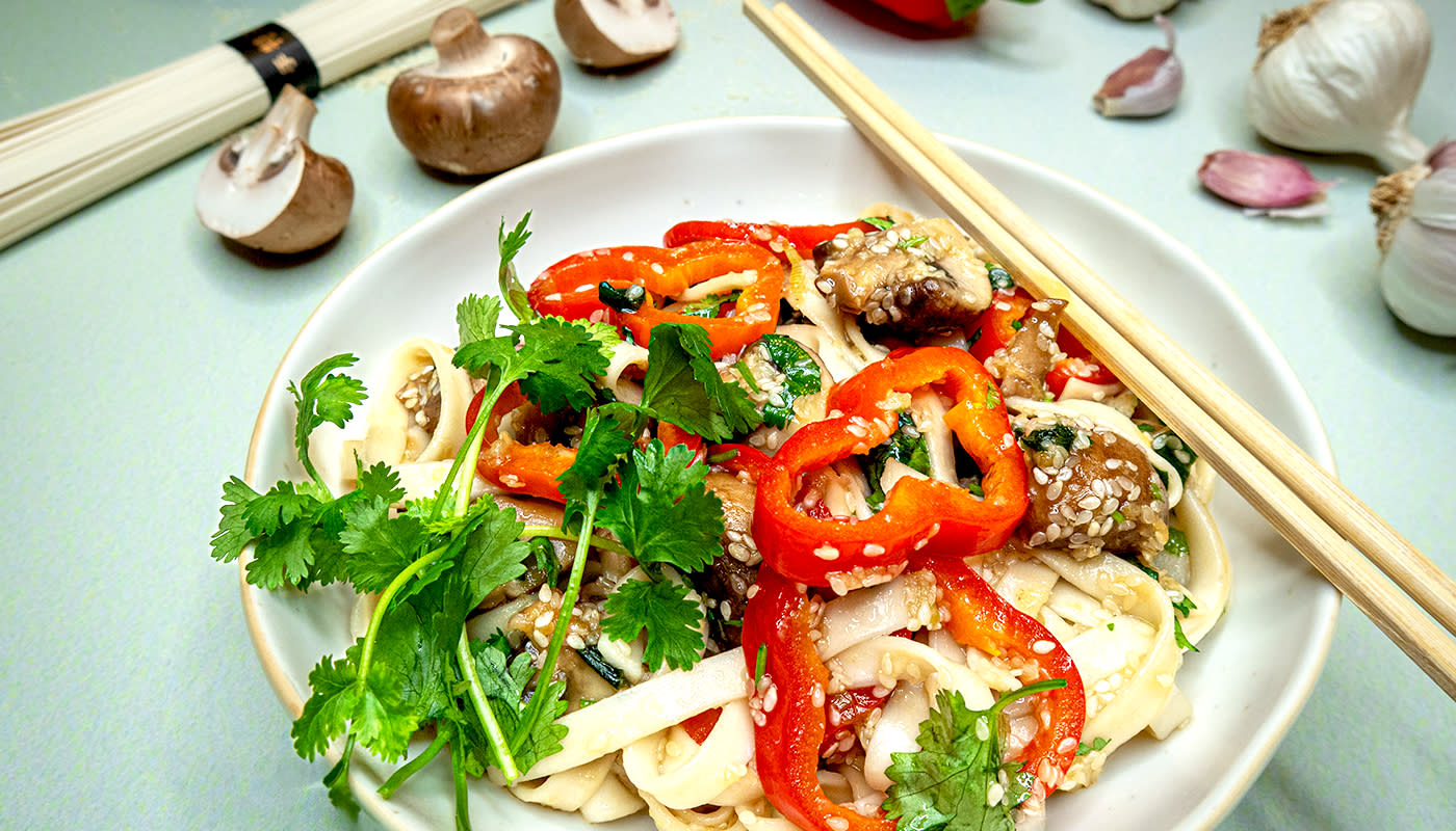 Valkosipulinuudelit suippopaprikalla ja sienillä