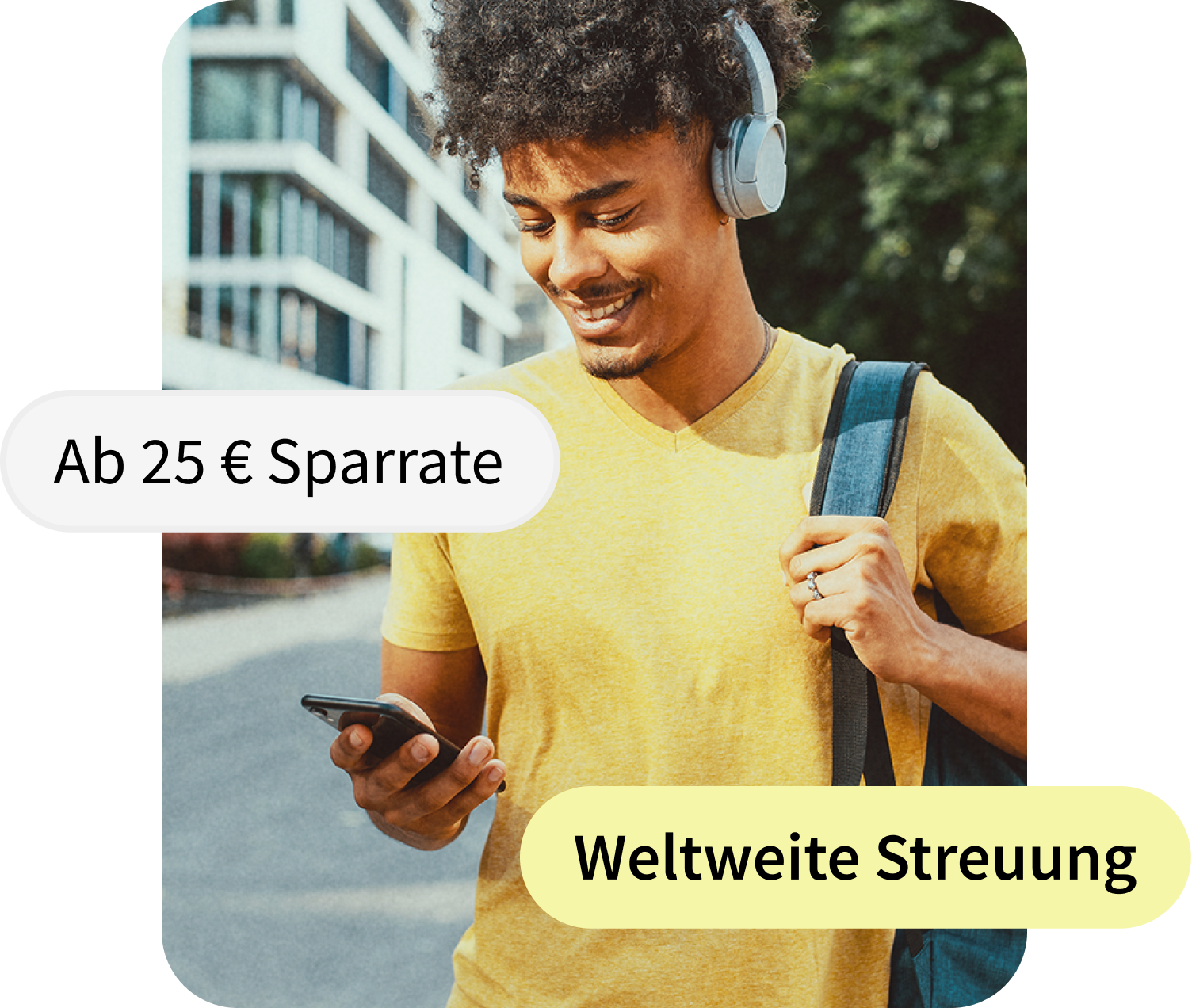 Junger Mann mit Kopfhörern und Rucksack lächelt beim Blick auf sein Smartphone; Textfelder: ‚Ab 25 € Sparrate‘ und ‚Weltweite Streuung‘.