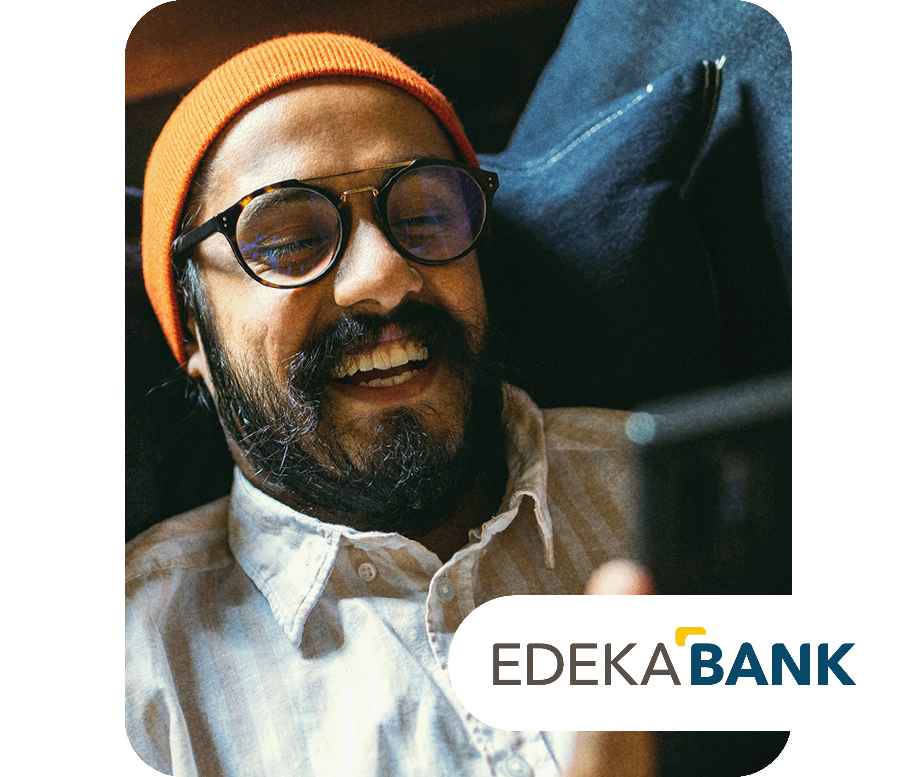 Lachender Mann mit Brille und orangefarbener Mütze blickt auf sein Smartphone. Unten rechts steht das Logo mit dem Schriftzug: Edekabank