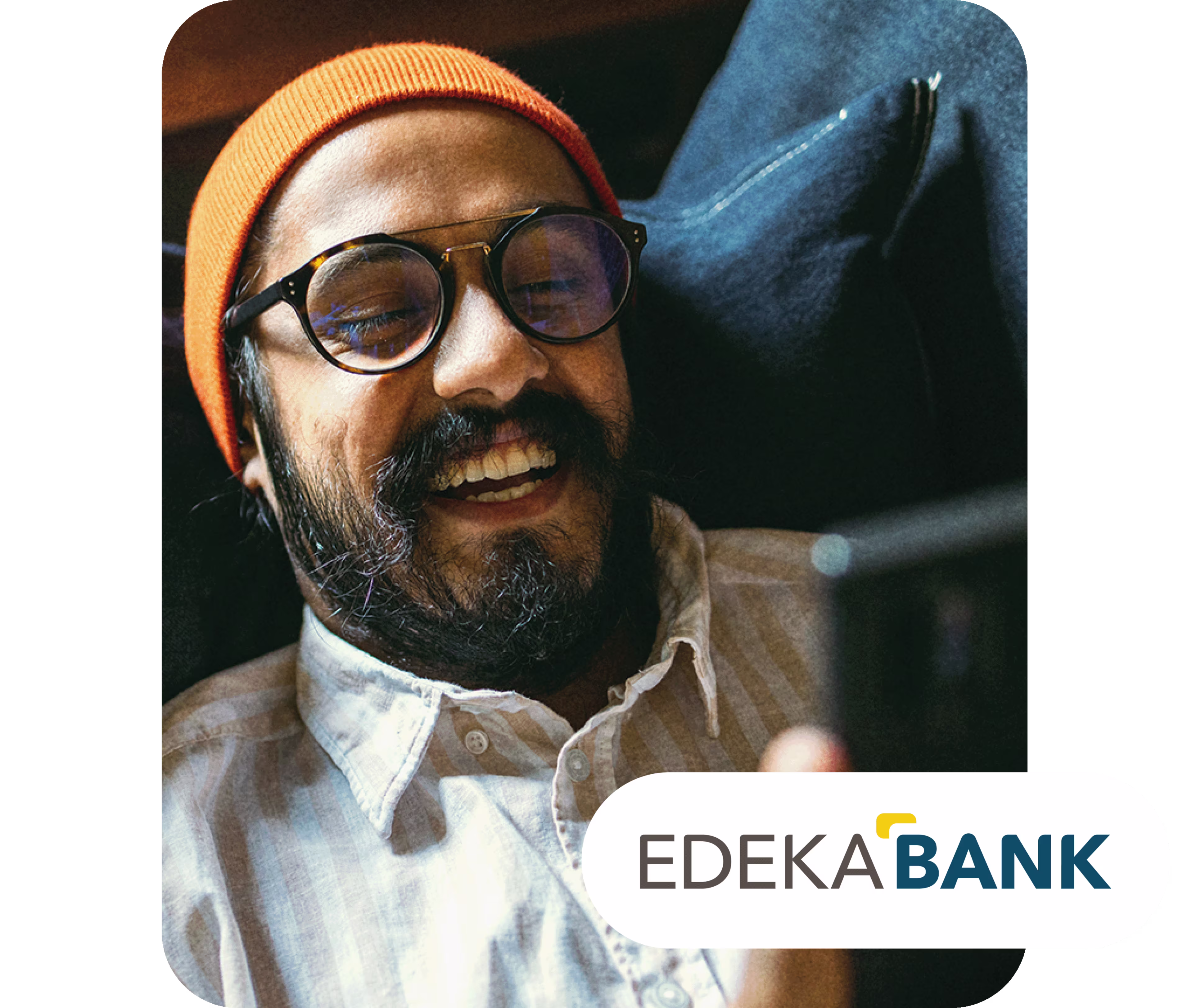 Lachender Mann mit Brille und orangefarbener Mütze blickt auf sein Smartphone. Unten rechts steht das Logo mit dem Schriftzug: Edekabank
