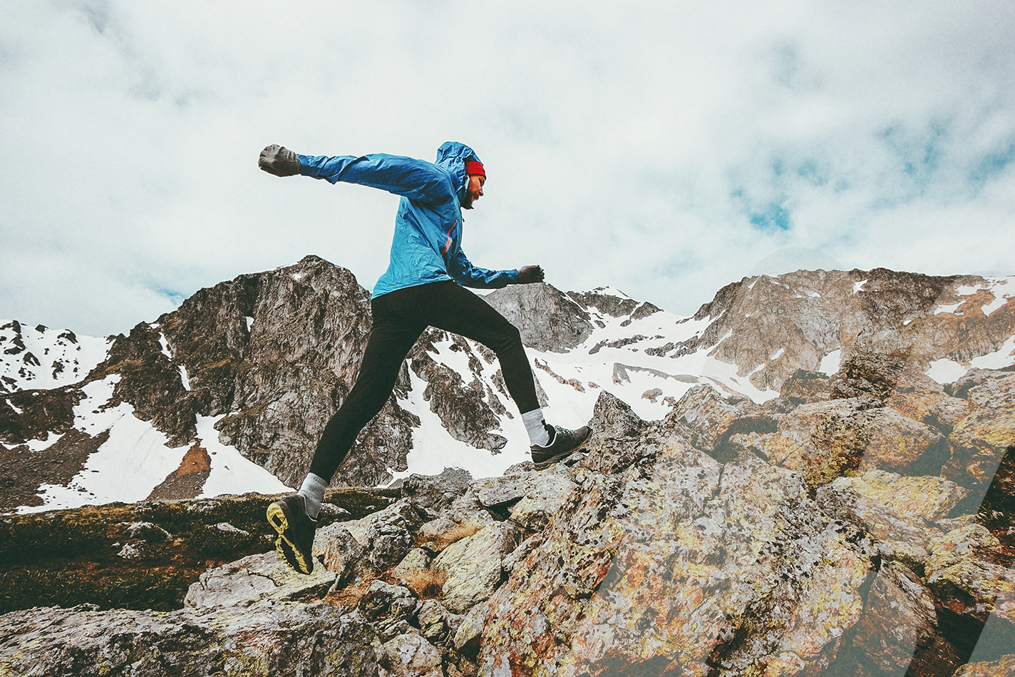 Wanderer springt über Felsen
