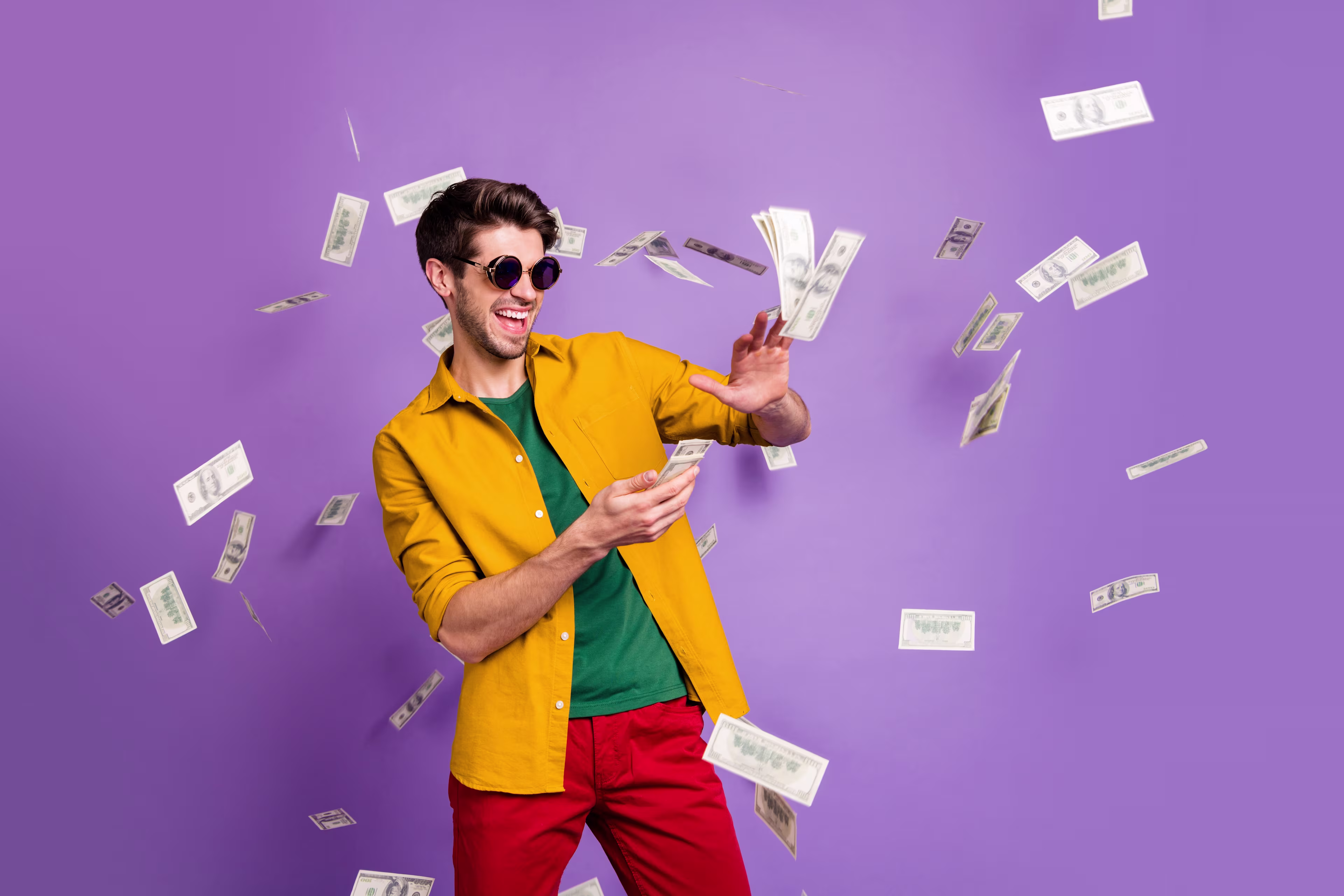 Mann wirft verschwenderisch zahllose Geldscheine in die Luft