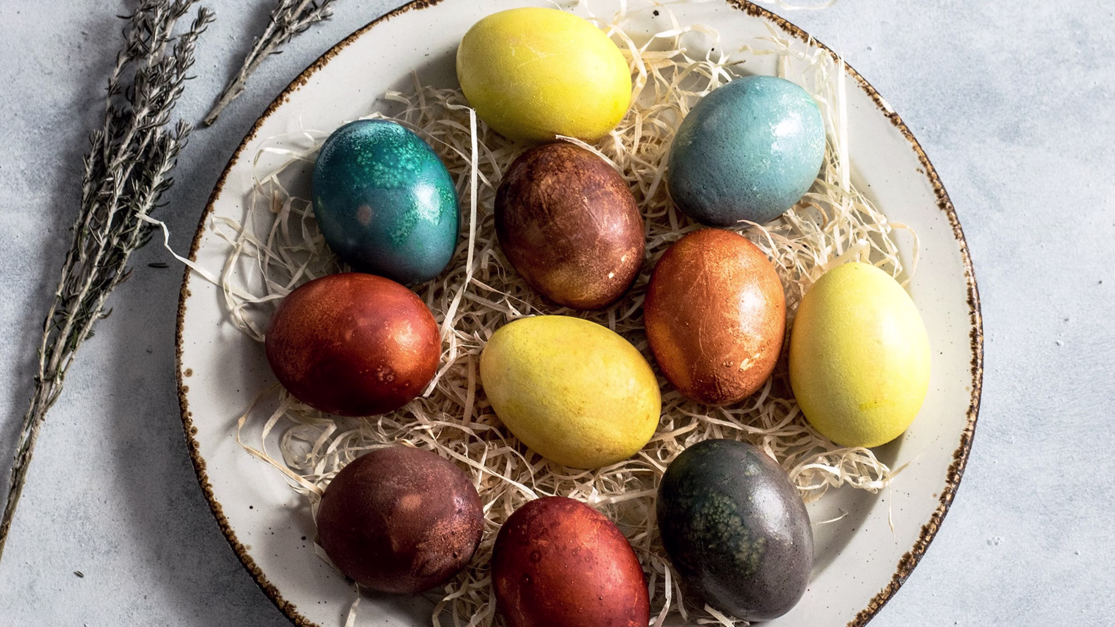 Eine Schale voller bunter Ostereier