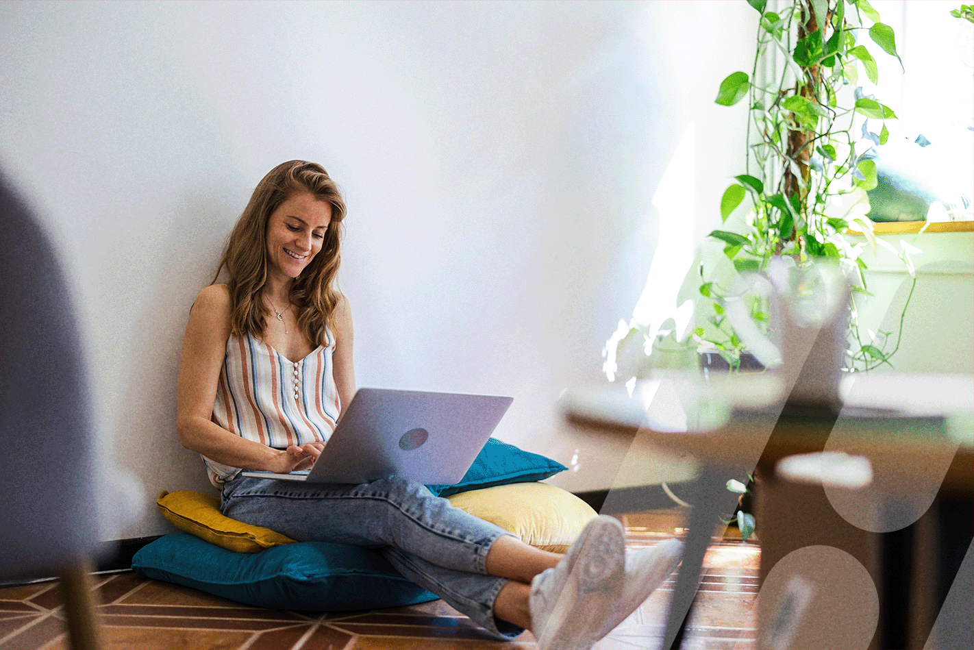 Frau sitzt am Laptop im Wohnzimmer
