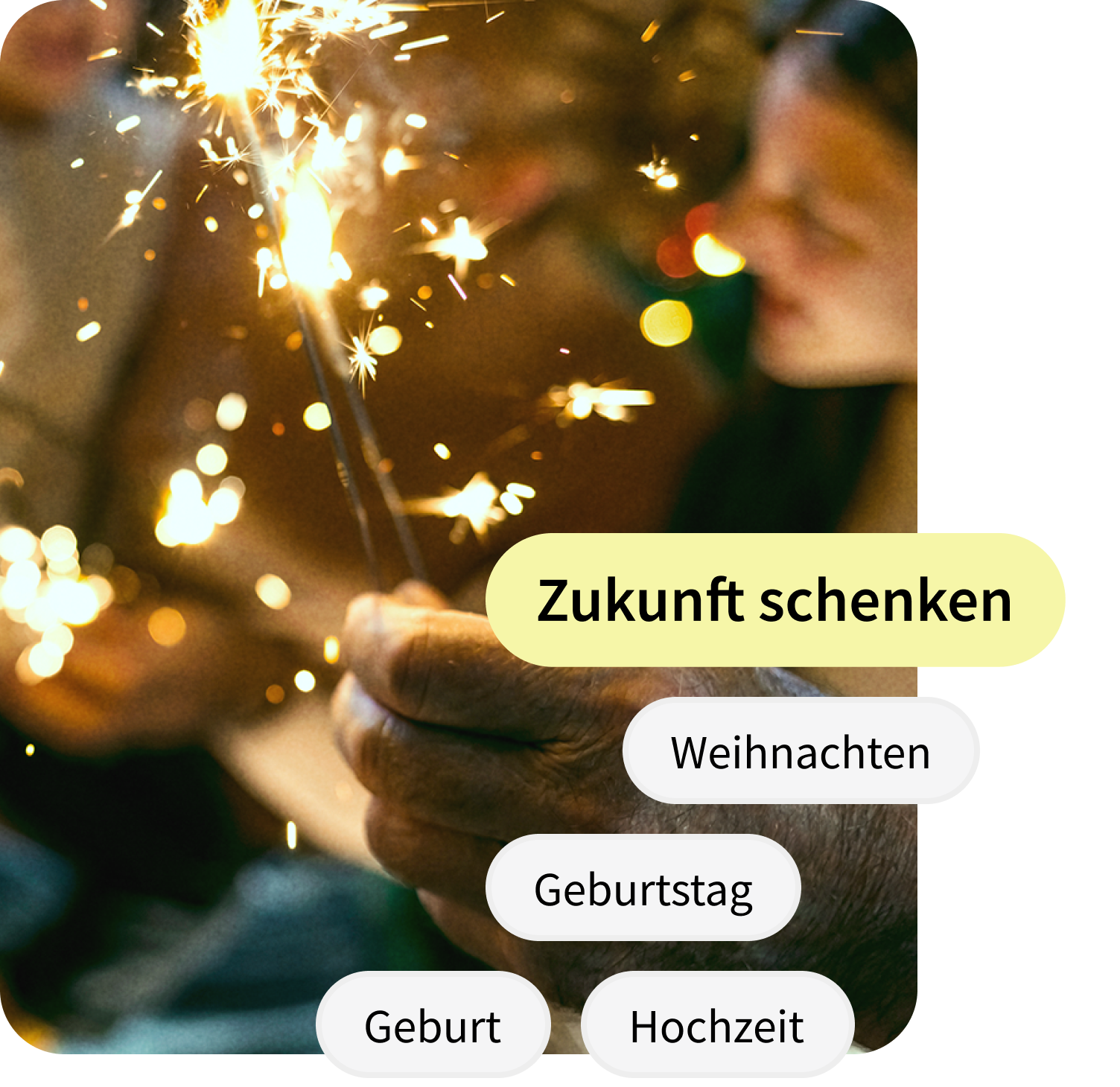 Hand mit Wunderkerze im Vordergrund, dahinter verschwommen ein lächelndes Gesicht; Text: ‚Zukunft schenken‘ mit Anlässen wie Weihnachten, Geburtstag, Geburt, Hochzeit.