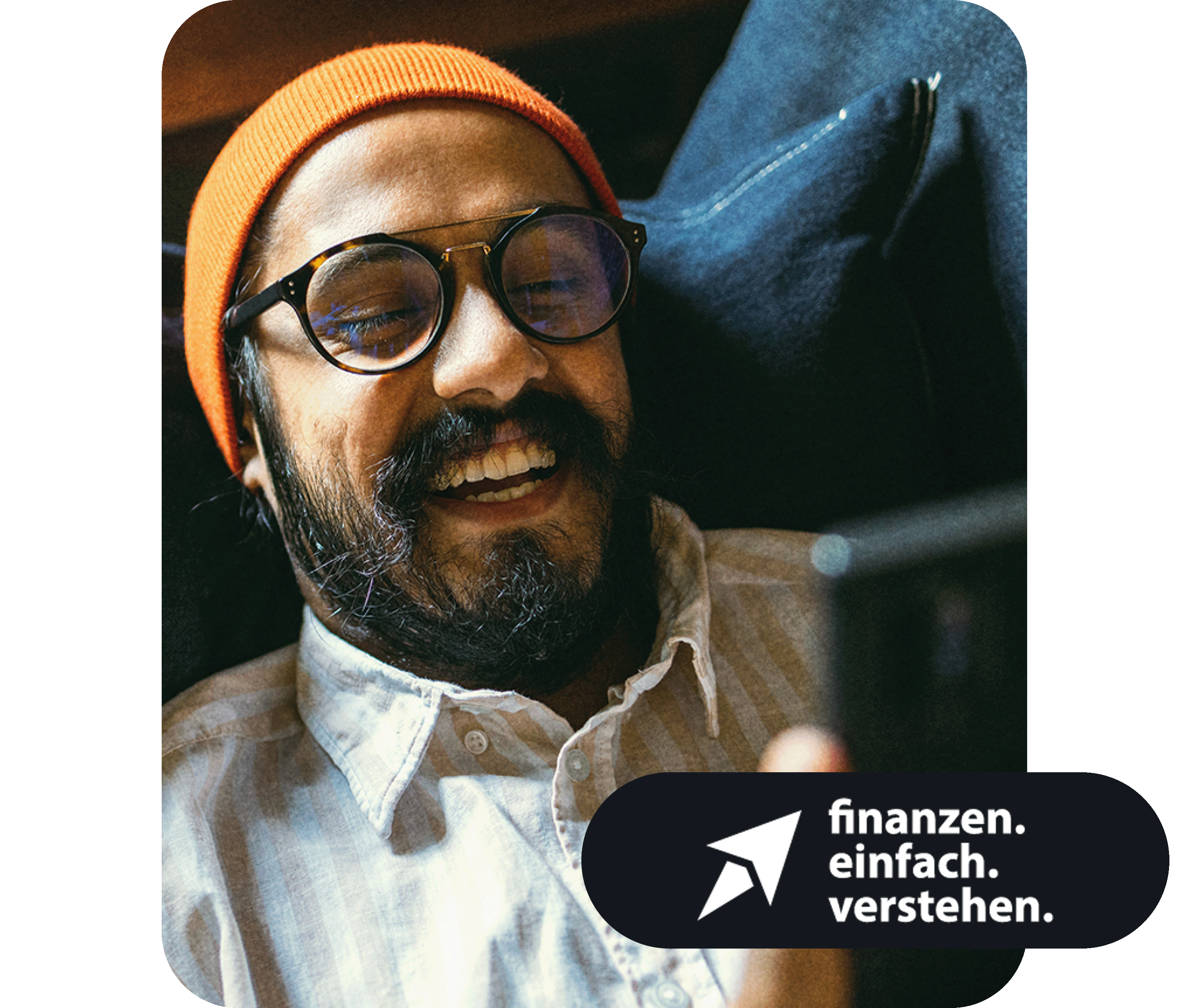 Lachender Mann mit Brille und orangefarbener Mütze blickt auf sein Smartphone. Unten rechts steht ein Logo mit dem Schriftzug: Finanzen einfach verstehen