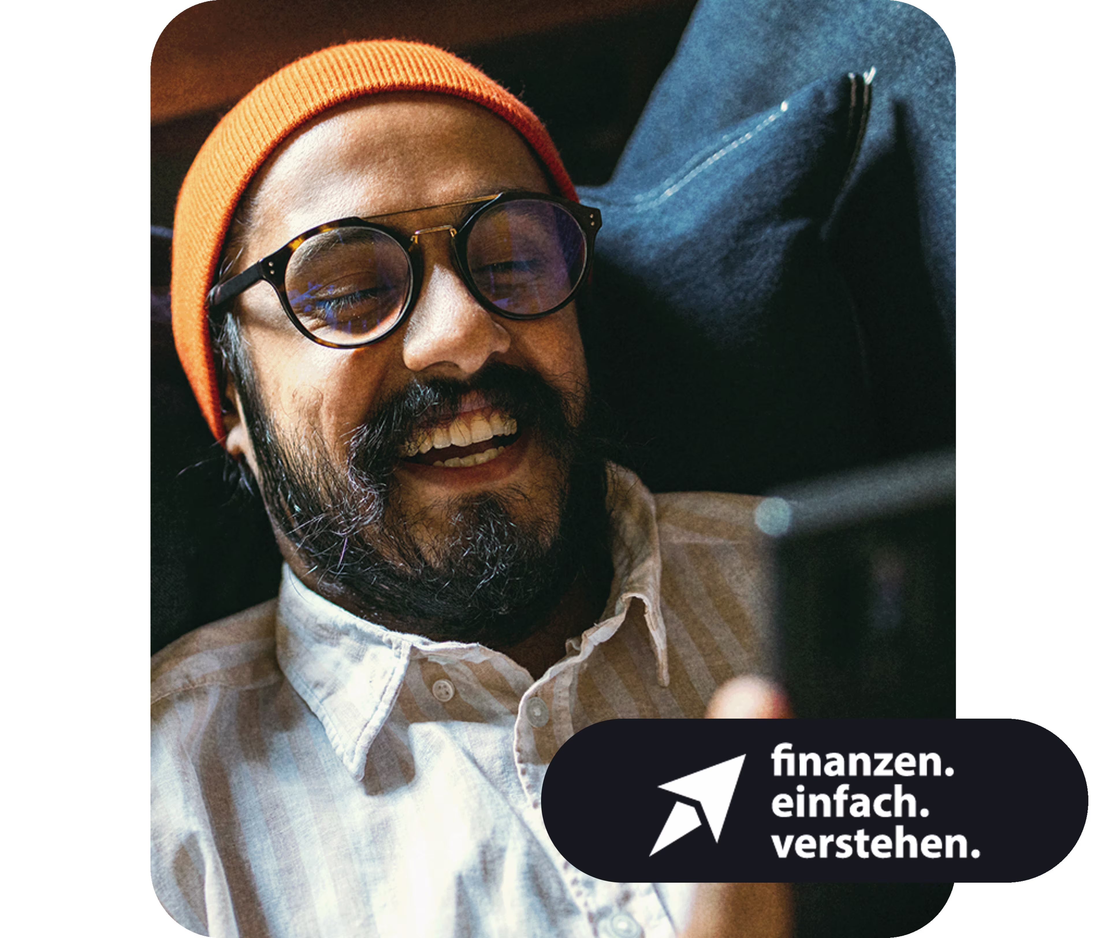 Lachender Mann mit Brille und orangefarbener Mütze blickt auf sein Smartphone. Unten rechts steht ein Logo mit dem Schriftzug: Finanzen einfach verstehen