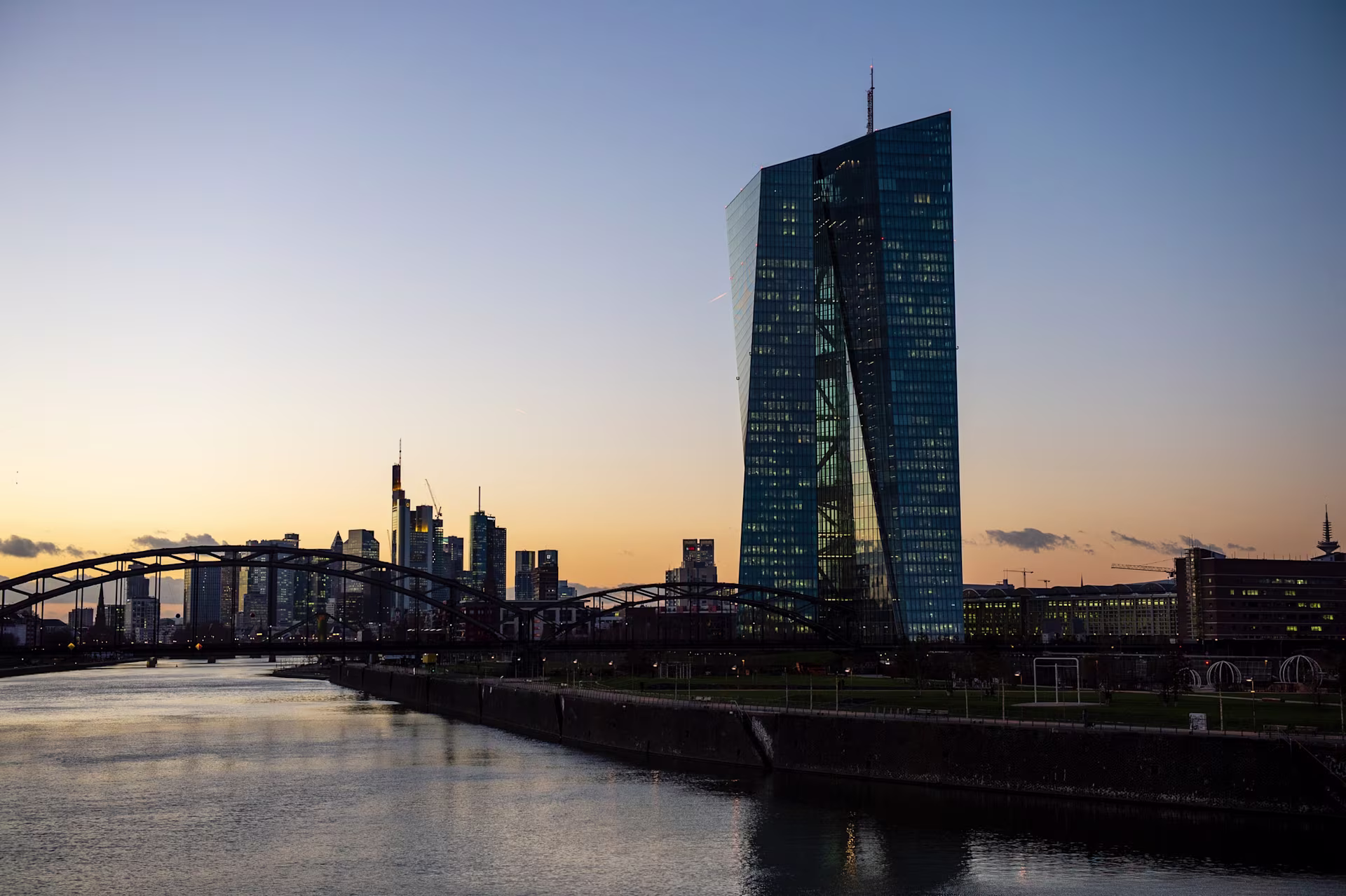 Blick auf die Europäische Zentralbank bei Nacht