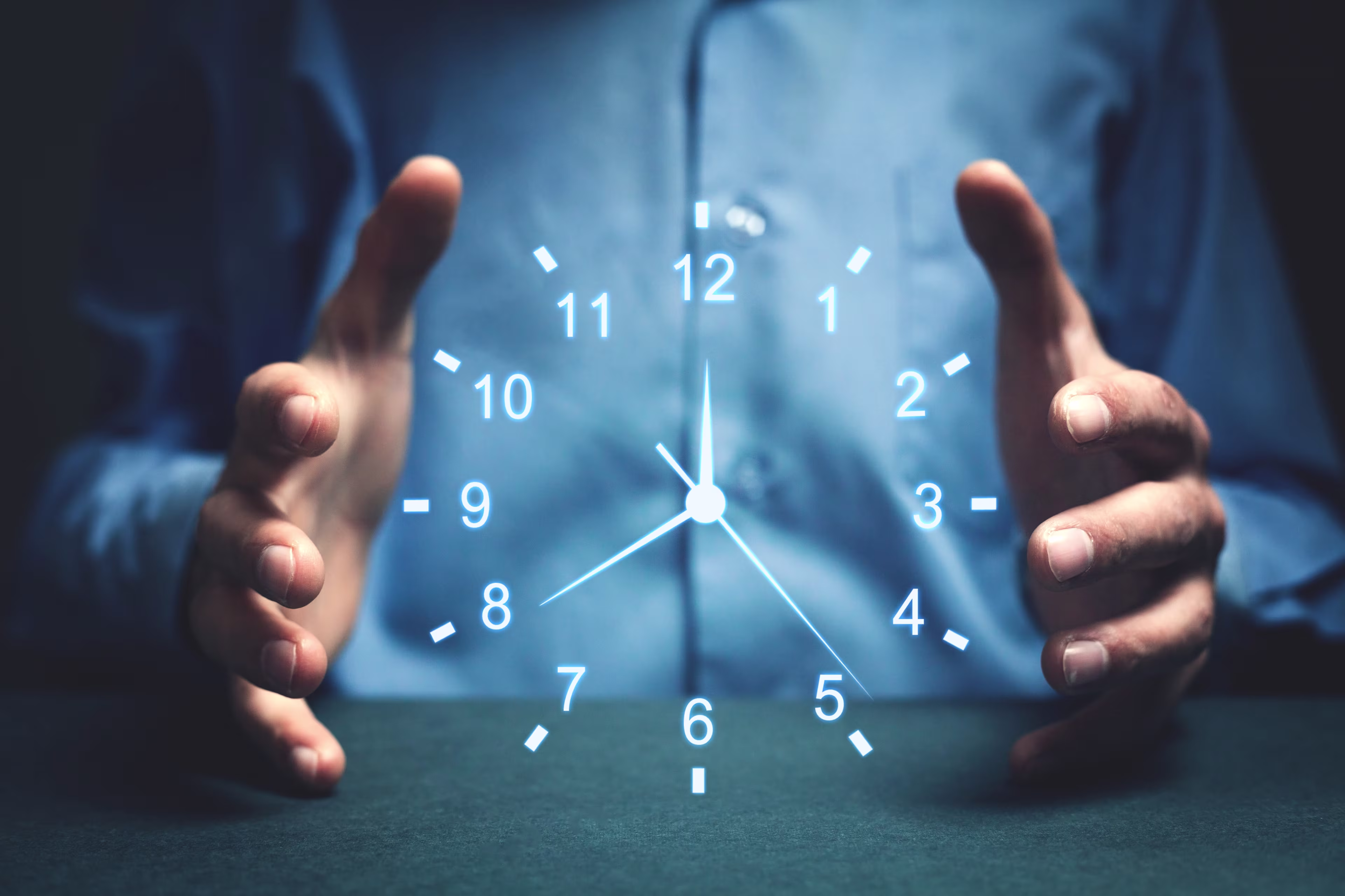 Ein Mann "hält" eine digital visualisierte Uhr zwischen seinen Händen