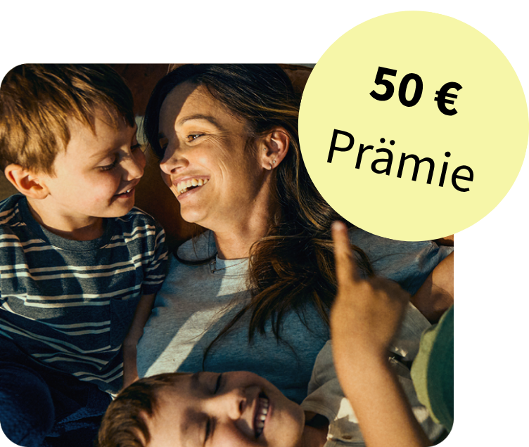 Lächelnde Frau liegt mit zwei Kindern zusammen; daneben steht „50 € Prämie“.
