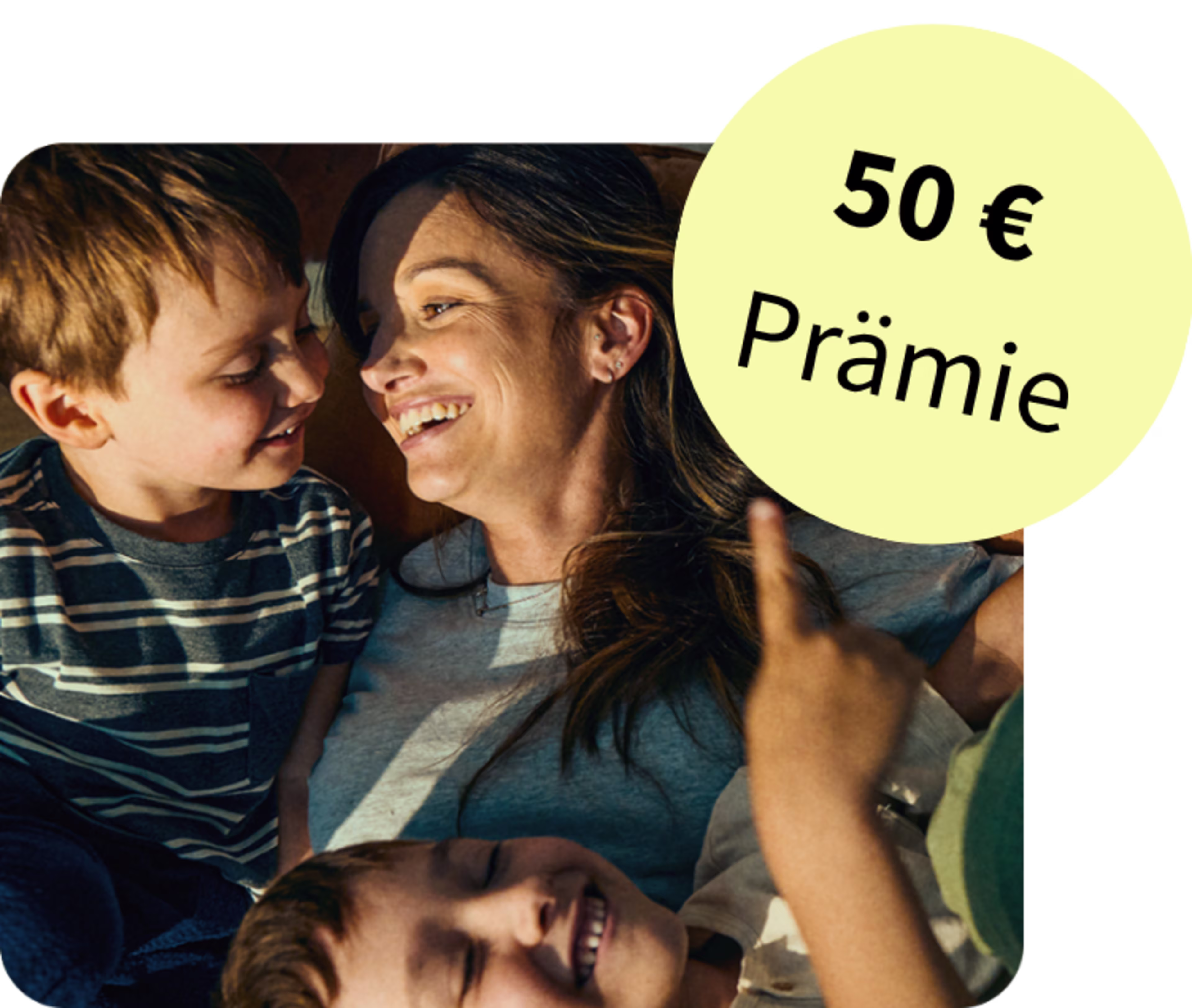 Lächelnde Frau liegt mit zwei Kindern zusammen; daneben steht „50 € Prämie“.