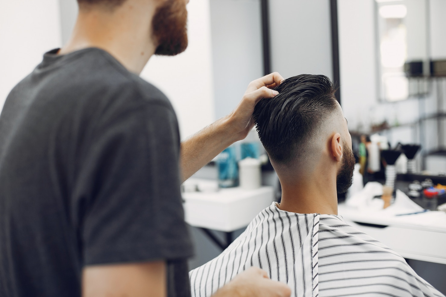 stylish-man-sitting-barbershop 1157-24981