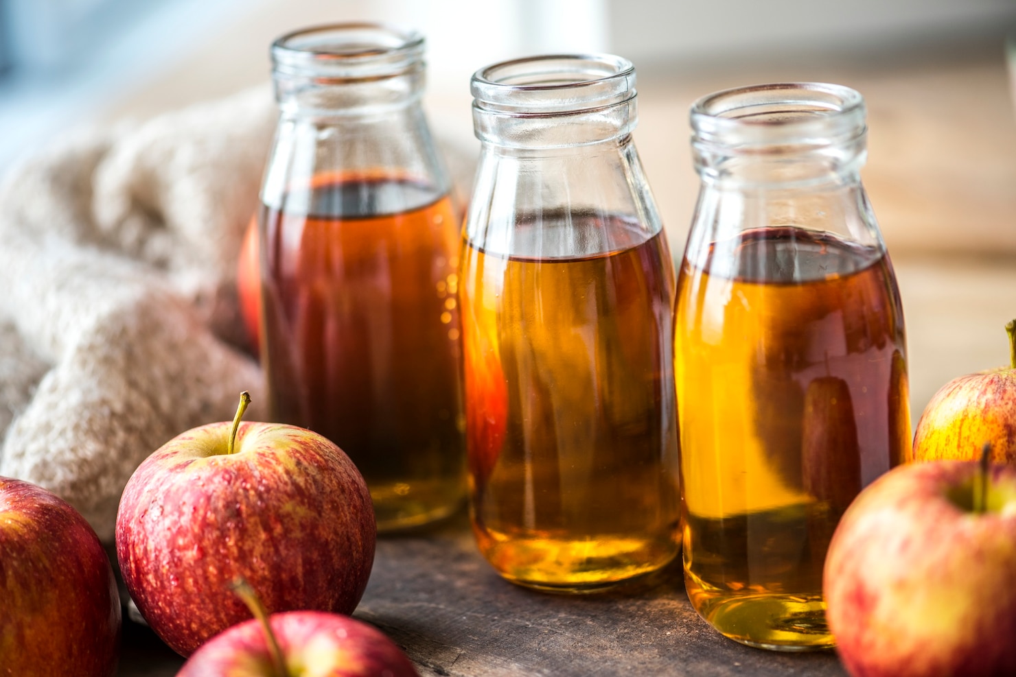 fresh-apple-juice-close-up-shot 53876-42479