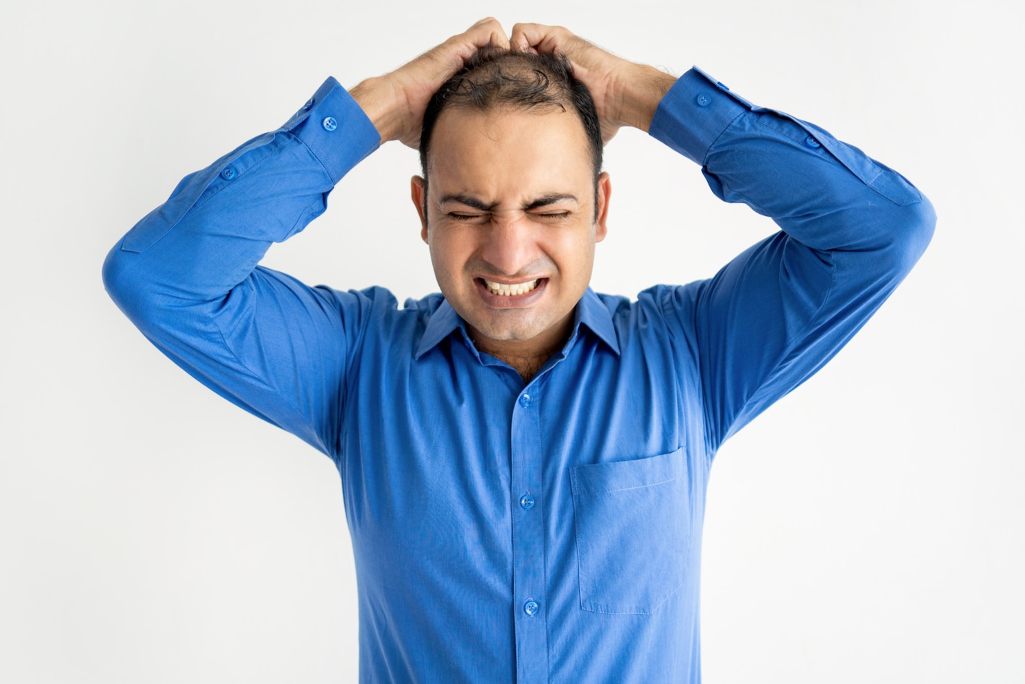 portrait-mid-adult-businessman-crying-holding-head-hands 1262-16445