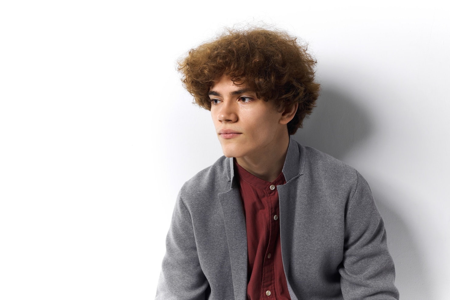 handsome-pensive-guy-with-shaved-face-posing-against-gray-wall-background-thinking-considering-all-pros-cons-while-making-decision 343059-2454