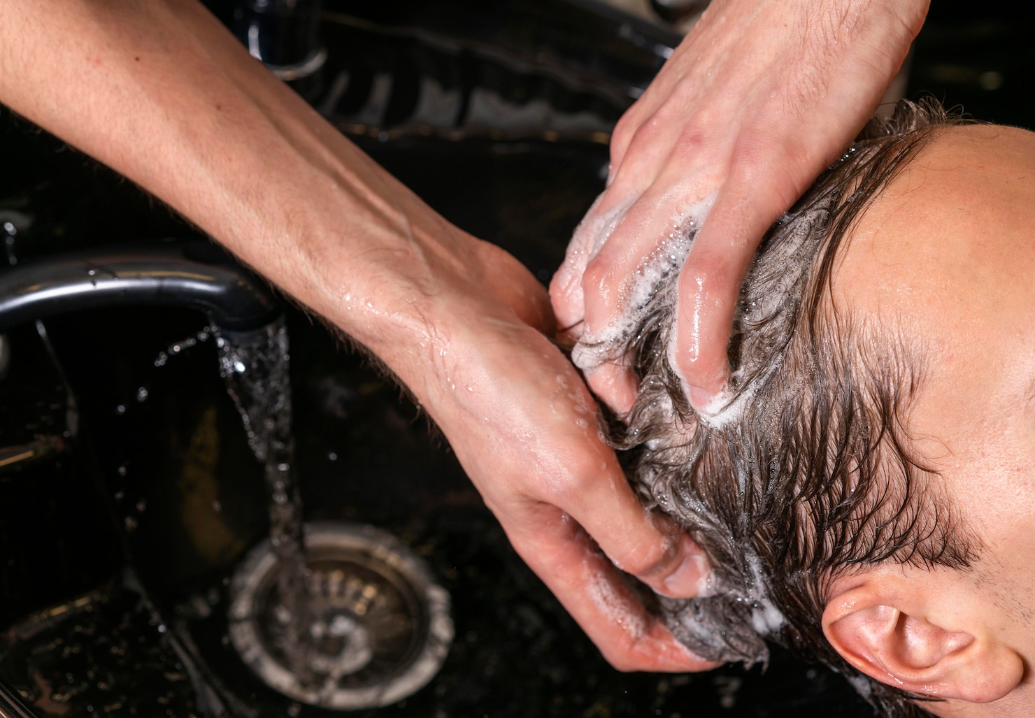 man-washing-client-s-hair 23-2148940863