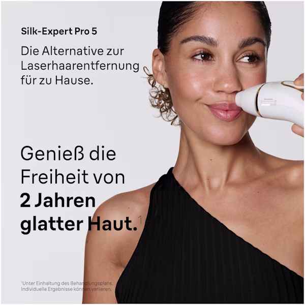 Eine Frau verwendet den Braun Silk·expert Pro 5 an ihrer Oberlippe.