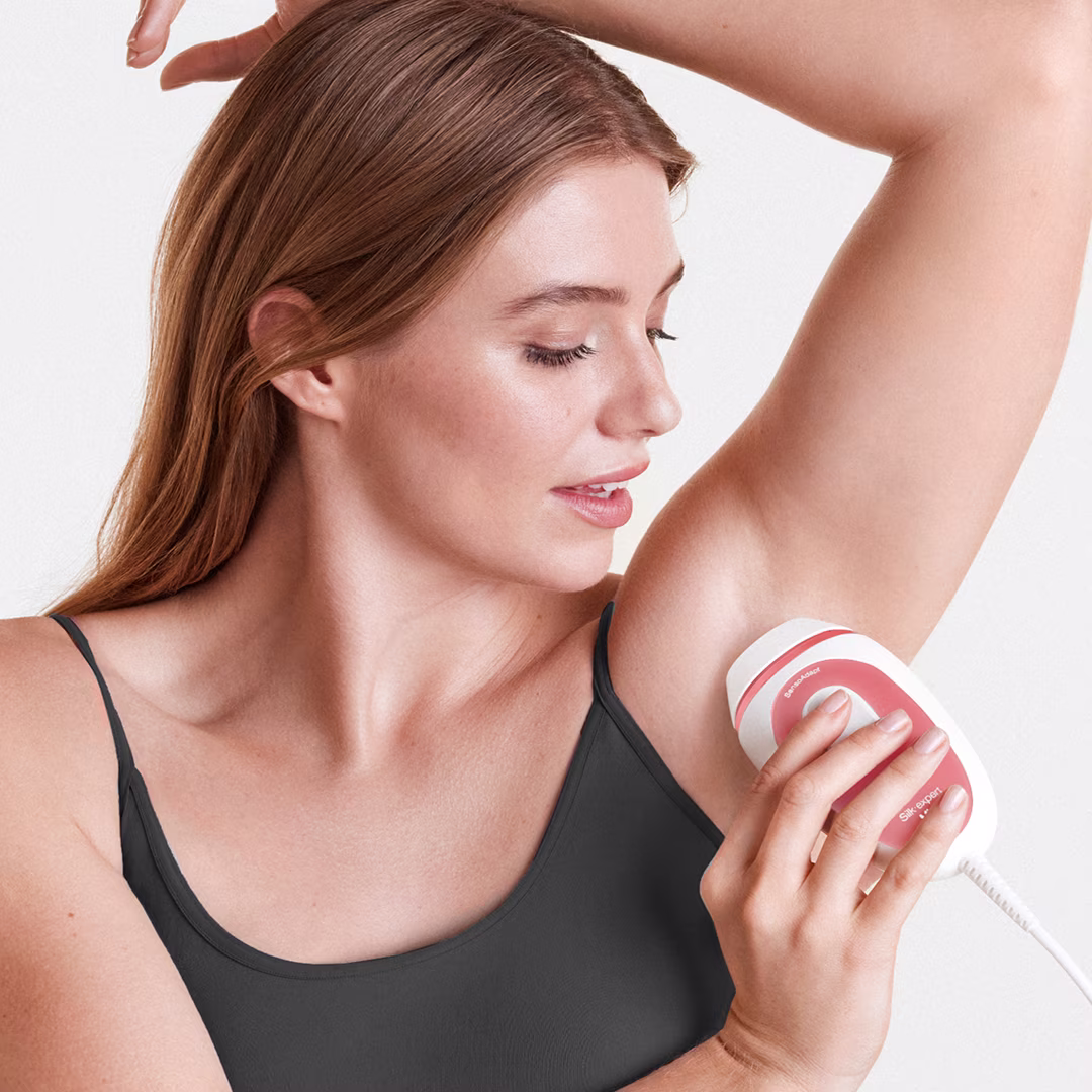 Aufnahme einer Frau, die das Braun Silk·expert Mini IPL an der Achsel anwendet. Aufnahme einer Frau, die das Braun Silk·expert Mini IPL an der Achsel anwendet.