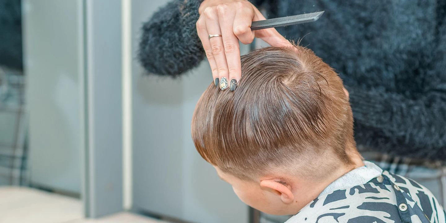 Wie man die Haare von kleinen Jungen mit einer Haarschneidemaschine schneidet