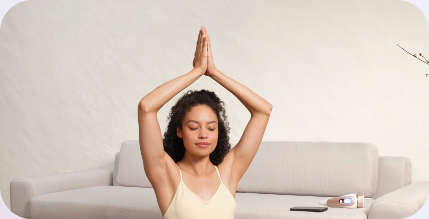 Frau in Yoga-Position mit Armen über dem Kopf.
