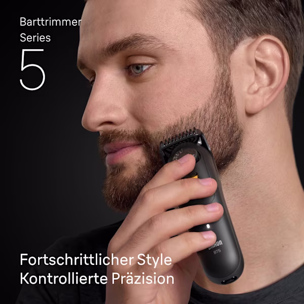 Junger Mann stutzt seinen Bart an einer Gesichtsseite mit dem Braun Barttrimmer Series 5 Junger Mann stutzt seinen Bart an einer Gesichtsseite mit dem Braun Barttrimmer Series 5