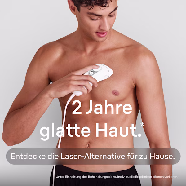 Ein Mann genießt die Anwendung des Braun Silk·expert Pro 5 an seiner Brust.