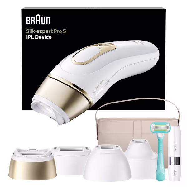 IPL-Gerät vor einer schwarzen Box mit Aufsätzen sowie einem Gillette Venus Rasierer, einem Mini-Gesichtshaarentferner und einer Kosmetiktasche darunter.