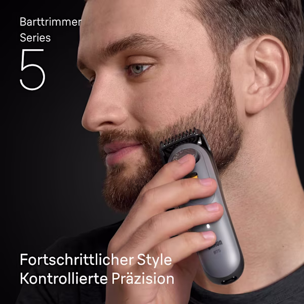 Junger Mann stutzt seinen Bart an einer Gesichtsseite mit dem Braun Barttrimmer Series 5 Junger Mann stutzt seinen Bart an einer Gesichtsseite mit dem Braun Barttrimmer Series 5