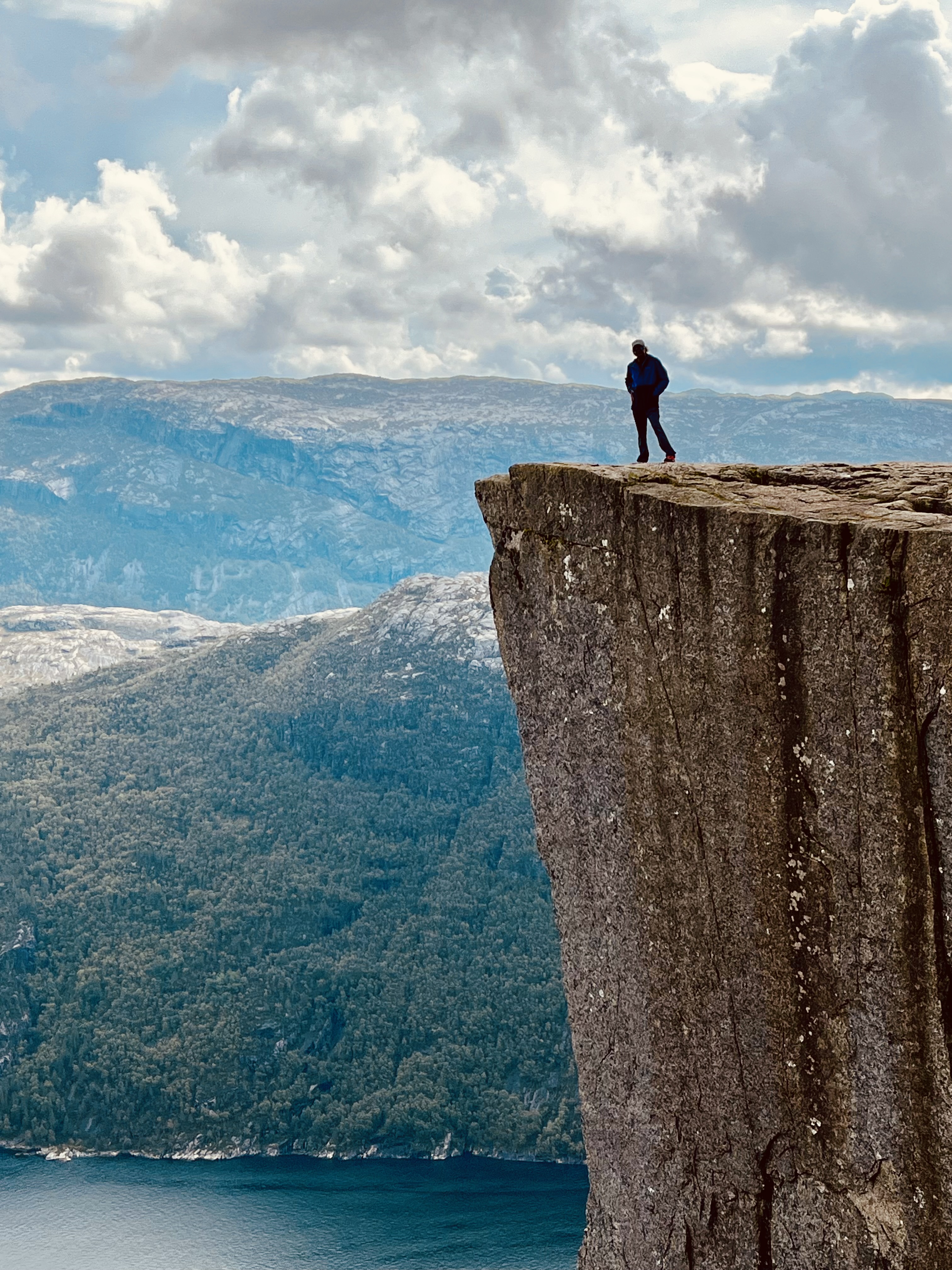 Welcome to Amazing Hiking Adventures! Let's explore this beautiful world! 