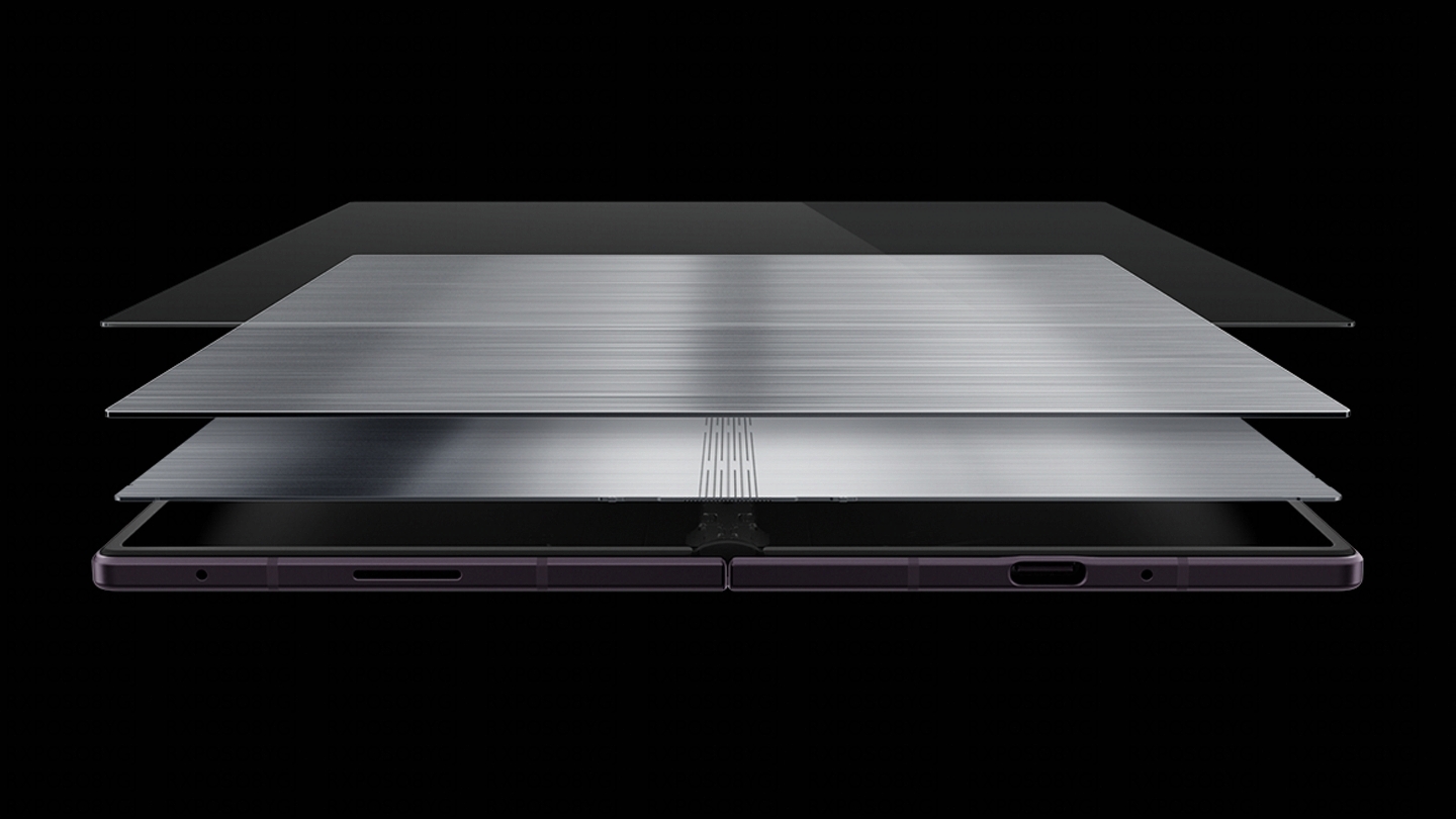 Zu sehen ist ein aufgeklapptes Galaxy Z Fold8 Ultra von unten. Zwischen dem Smartphone und dem Display sind zwei Titanschichten zu erkennen.