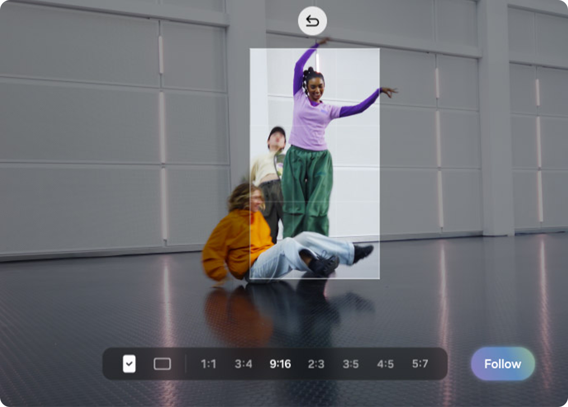 Ein Video zeigt tanzende Menschen. Im Bearbeitungsmodus wird nach Auswahl des AI-Symbols die Schaltfläche Meine FanCam betätigt. Galaxy AI erkennt die Personen im Video. Anschließend wird auf eine Person getippt, um diese zu verfolgen. Bei den Zuschneideoptionen wird das Seitenverhältnis 9:16 ausgewählt und die Schaltfläche „Folgen“ gedrückt. Danach erstellt Galaxy AI ein neues Video mit der ausgewählten Person im Fokus.