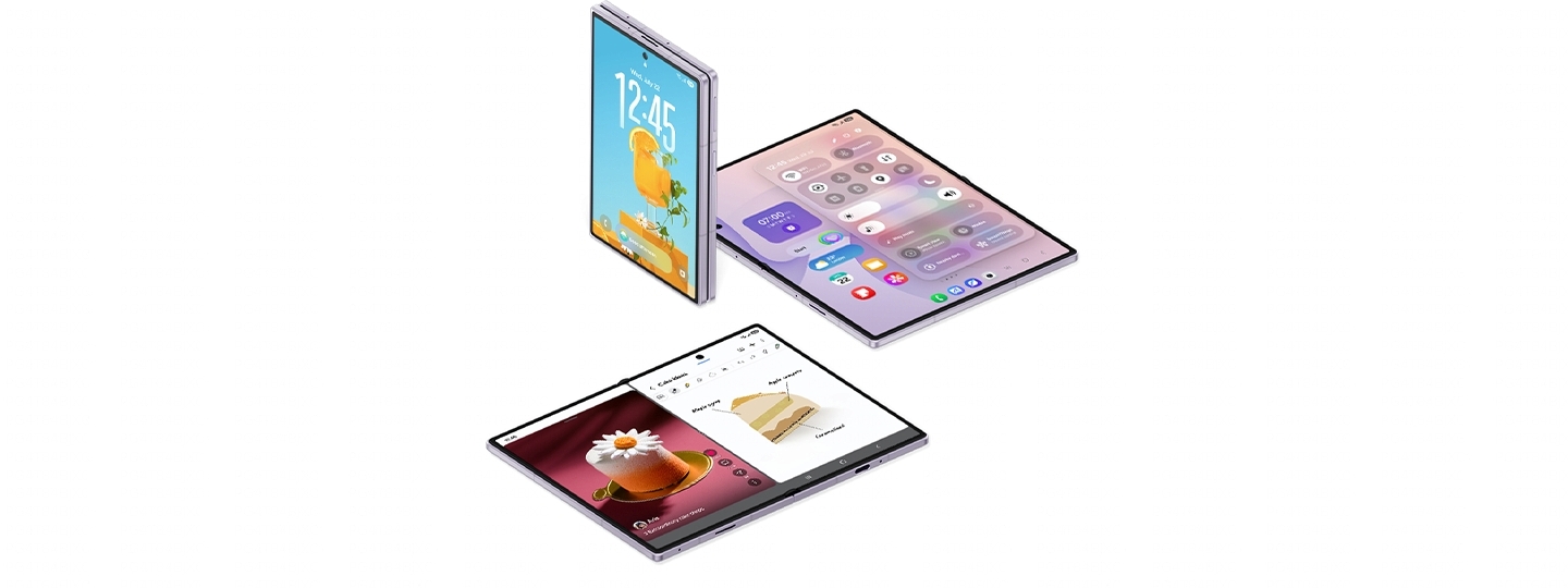 Es sind drei Galaxy Z Fold8 Smartphones zu sehen. Ein Gerät ist zusammengeklappt und zeigt ein Foto und ein Uhr-Widget auf dem Frontdisplay. Ein weiteres ist aufgeklappt und zeigt den Startbildschirm mit aktivem QuickPanel. Das dritte Gerät ist ebenfalls aufgeklappt, wobei auf dem Hauptbildschirm zwei verschiedene Apps in einer geteilten Ansicht ausgeführt werden.
