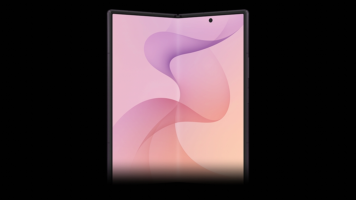 Zu sehen ist eine Nahaufnahme eines zusammengeklappten Galaxy Z Fold8 Ultra im Profil mit seiner abgeschrägten Innenblende, dank der sich das Smartphone sanfter öffnen lässt.