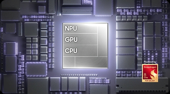 Zuerst ist der Prozessor des Galaxy Z Fold8 mit NPU, GPU und CPU auf einer Platine zu sehen. Dann verwandelt er sich in den Schriftzug „AI“ und setzt sich in die Rückseite des zusammengeklappten Galaxy Z Fold8 ein. Powered by Snapdragon® 8 Elite Gen 5 for Galaxy.