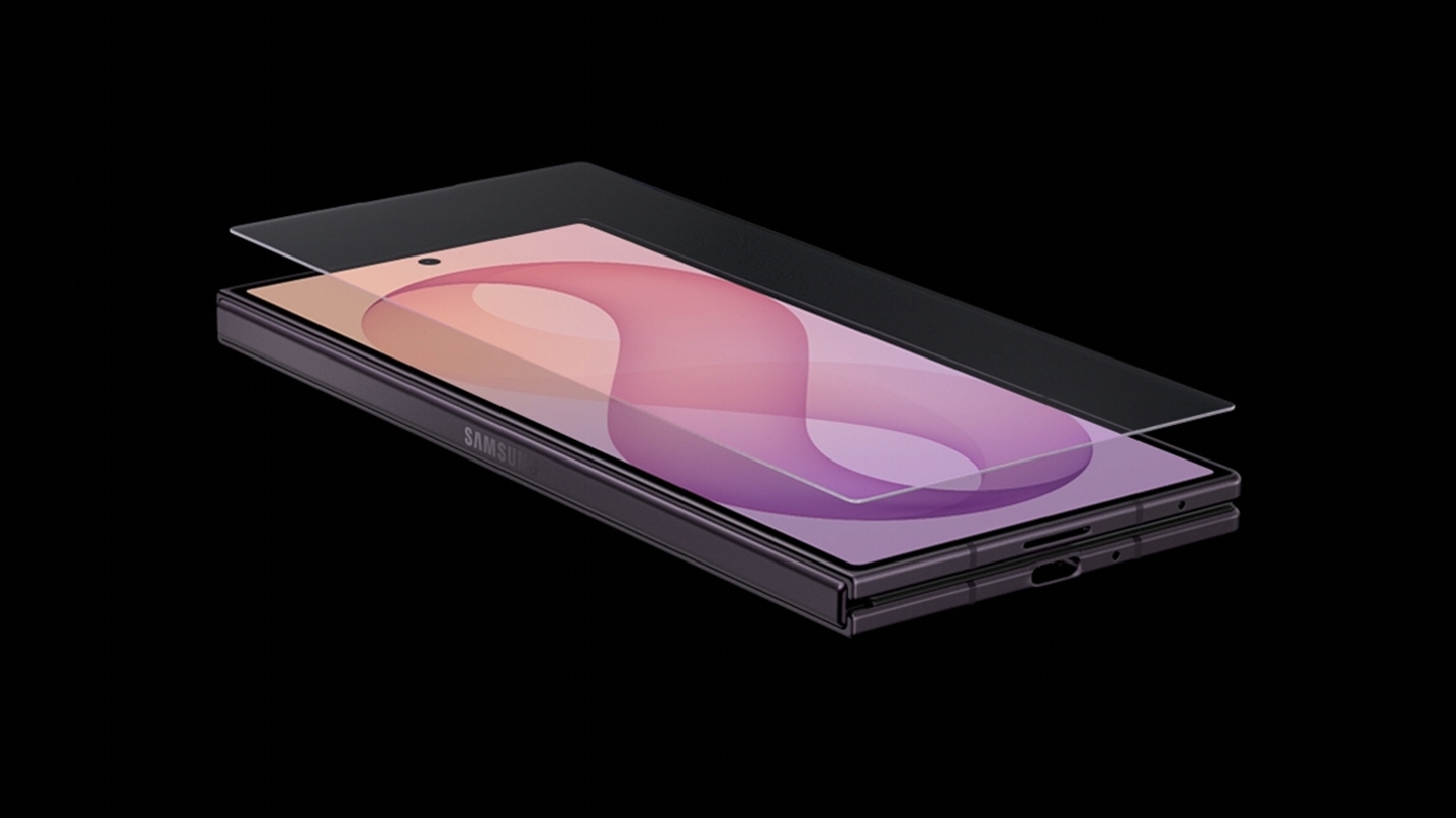 Zu sehen ist ein zusammengeklapptes Galaxy Z Fold8 Ultra vom Frontdisplay aus. Eine Schutzglasscheibe schwebt über dem Display, bevor sie am Smartphone befestigt wird.
