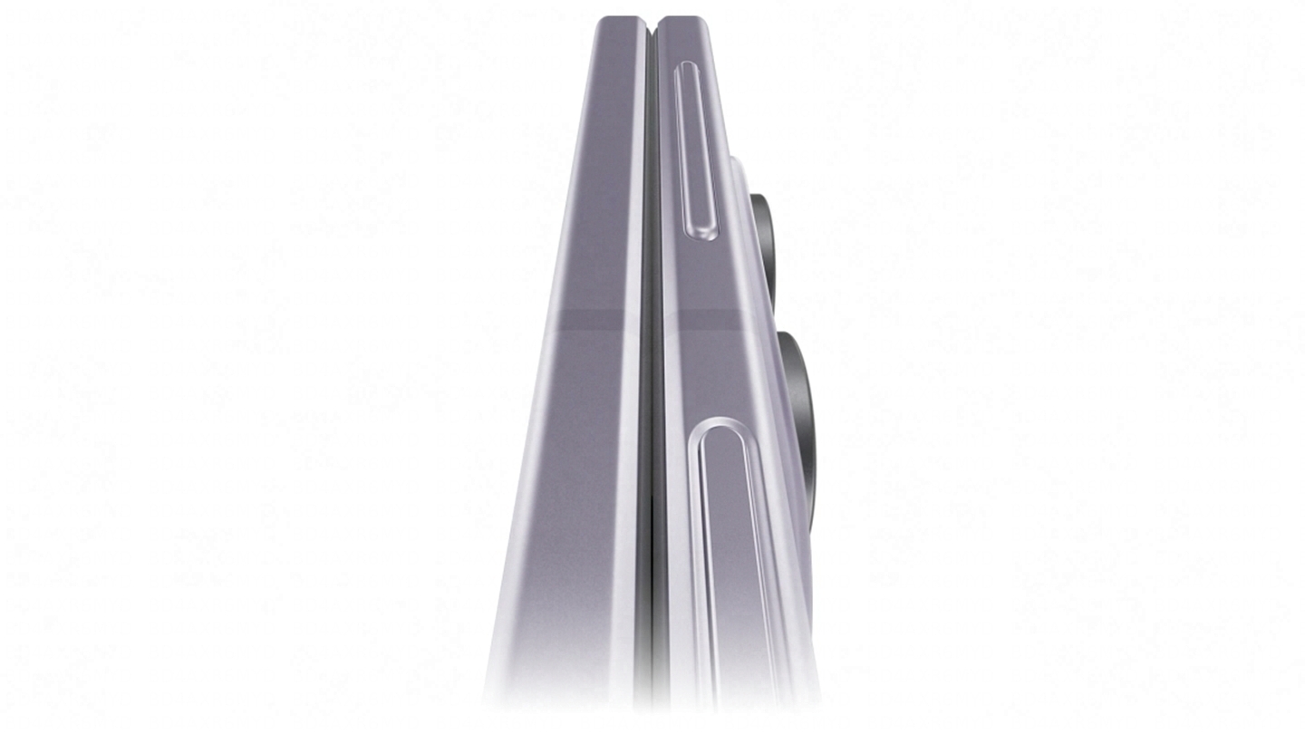 Das Galaxy Z Fold8 schwebt nach oben, um zu verdeutlichen, wie leicht es ist.