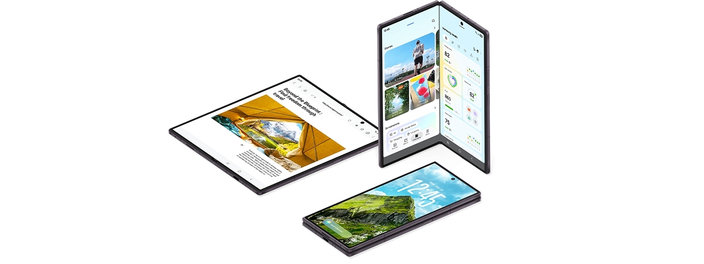Zu sehen sind drei Galaxy Z Fold8 Ultra nebeneinander. Eines ist vollständig aufgeklappt. Auf seinem Startbildschirm ist ein Online-Artikel zu erkennen. Ein weiteres ist halb aufgeklappt und gibt eine geteilte Ansicht wieder: Auf der einen Seite befindet sich die Galerie-App, auf der anderen Samsung Health. Das letzte Smartphone ist vollständig zusammengeklappt. Auf seinem Frontdisplay sind ein Landschaftsfoto und das Uhr-Widget zu erkennen.