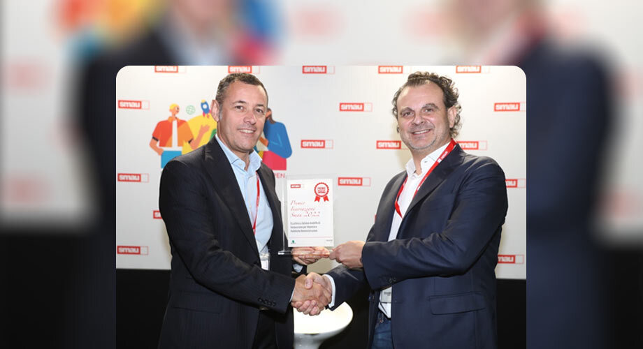 Alberto Busetto (Generali Jeniot) e Aldo Agostinelli (Telepass) ricevono il premio Innovazione Smau 2022 per il dispositivo Telepass Next.