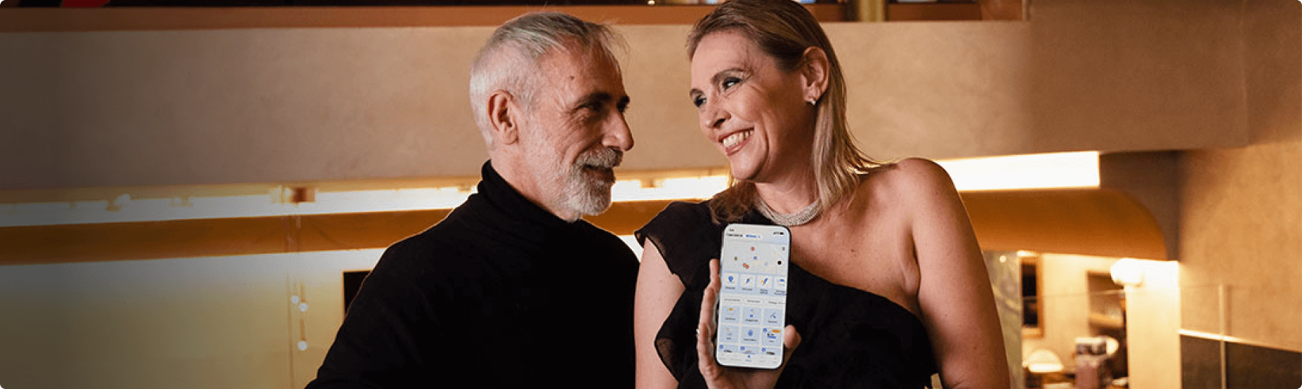 Partnership Telepass e Cooltra. Nella foto: da destra Aldo Agostinelli di Telepass ed Enrico Pascarella di Cooltra posano dinanzi al Colosseo (Roma), accanto a un motorino Cooltra brandizzato Telepass.