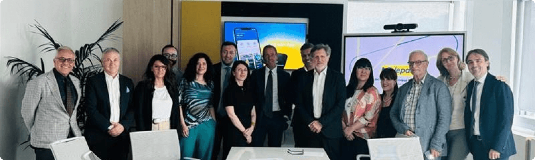 I e le rappresentati delle principali associazioni dei consumatori, l’Amministratore Delegato di Telepass e due dirigenti della stessa azienda posano dopo la firma del protocollo d’intesa