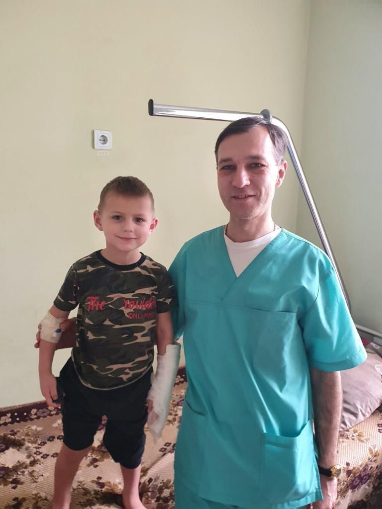 Il dottor Oleg Bodnar con un piccolo paziente, colpito dalla guerra in Ucraiana. Foto della Fondazione Francesca Rava – N.P.H. Italia