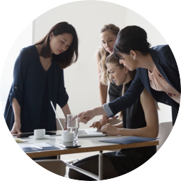 Frauen arbeiten im Büro