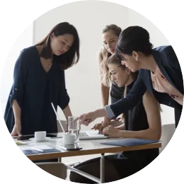 Frauen arbeiten im Büro