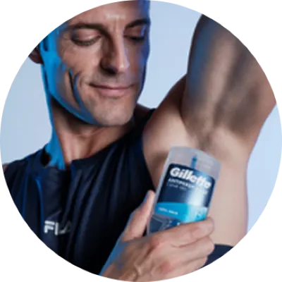 Ein Mann trägt das Gillette Clear Gel Antitranspirant unter dem Arm auf und demonstriert den transparenten Schutz vor Schweiß und Geruch