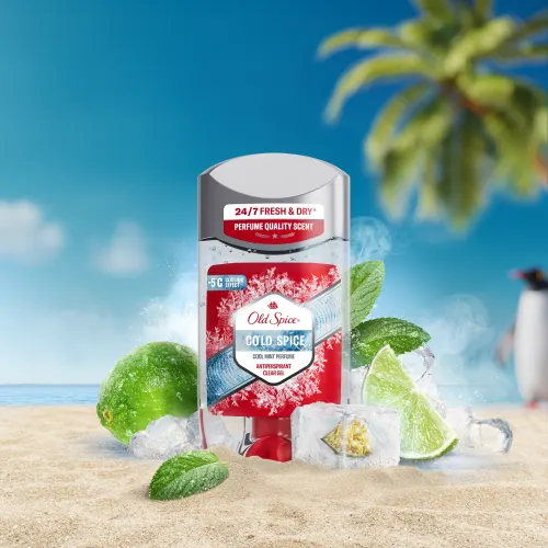 Old Spice Cold Spice Antitranspirant Deostick mit Eiswürfeln, Limetten und Minze am Strand vor sommerlicher Kulisse – Symbol für Frische und Cooling-Effekt.