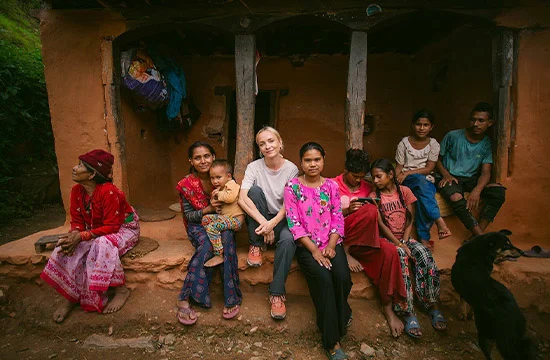 „RTL – WIR HELFEN KINDERN“-PROJEKTPATIN JANIN ULLMANN IN NEPAL