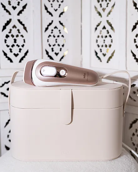 IPL Gerät liegend auf einem beigefarbenen hochwertigen Produktkoffer  